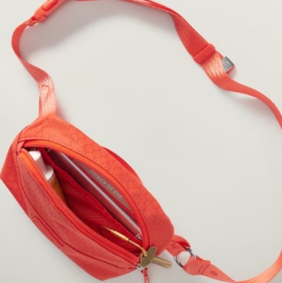 Athleta Excursion Crossbody Belt Bag NWOT - Picture 4 of 4